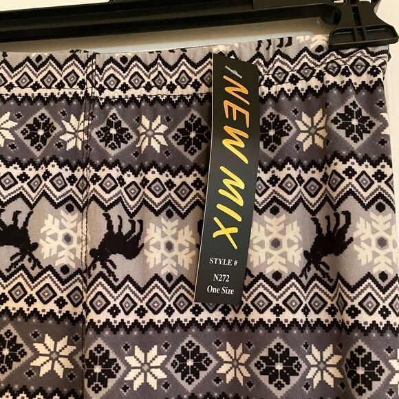 Buyer Rated ⭐️⭐️⭐️⭐️⭐️ Super Soft Gray Winter Patterned Leggins. - Picture 4 of 5